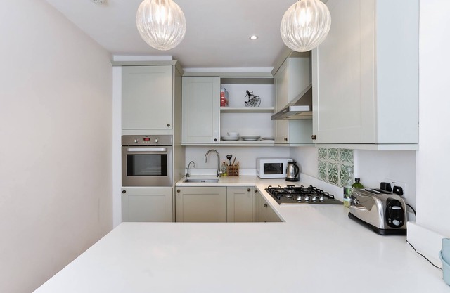Lovely large one bed flat near Victoria in Pimlico