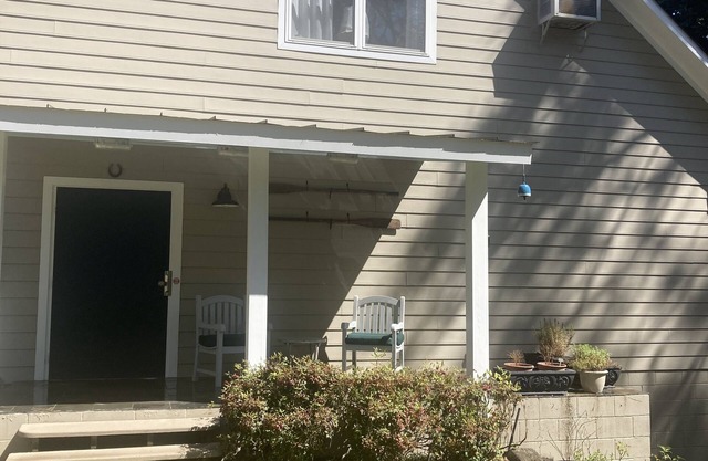 Lovely large upstairs studio apartment near golf & horse events