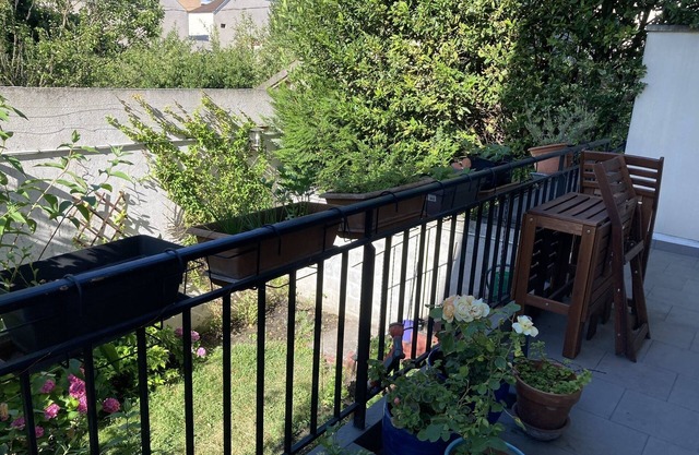 Lovely little home with terrace and garden only 15 minutes from Paris