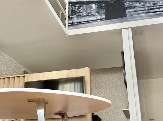 Lovely Loft Apt Recently furnished