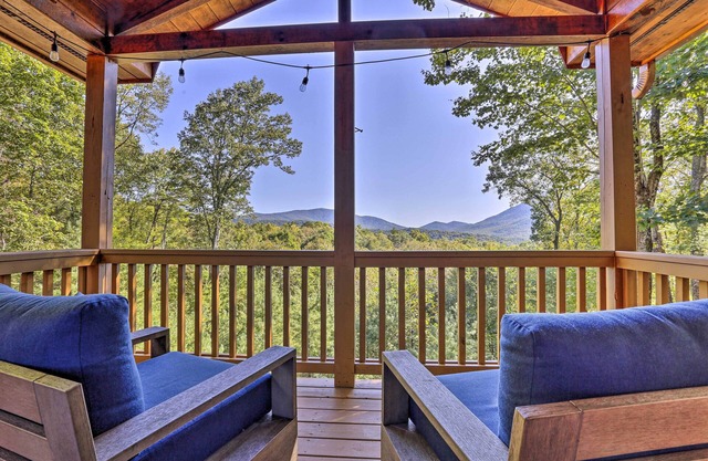 Lovely Log Cabin + Bunkhouse w/Views & Yard!