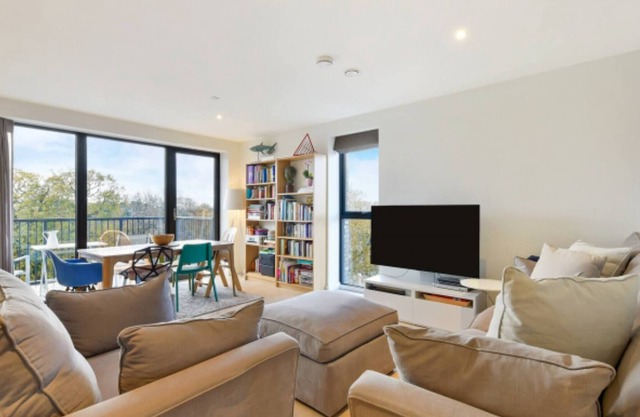 Lovely Luminous 3 Bed Flat, with secure Ev Parkng