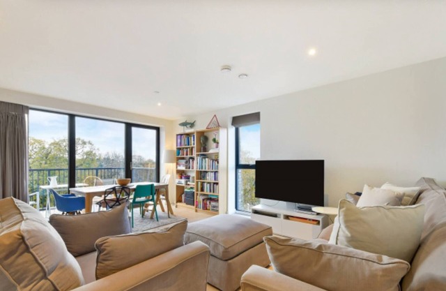 Lovely Luminous 3 Bed Flat, with secure Ev Parkng