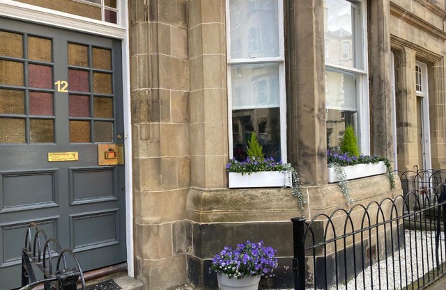 Lovely main door 2 bed apartment