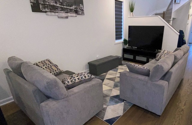 Lovely Modern 4 Bedroom Townhome