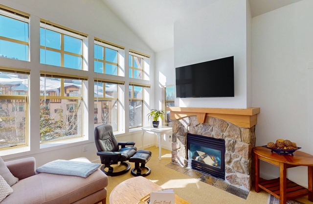 Lovely mountain-view condo with shared hot tub, pool & more - walk to lifts