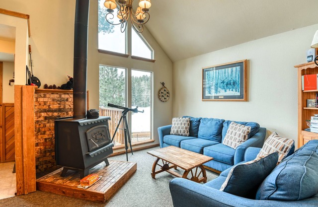 Lovely multi-level cabin with balcony, loft, fireplace & great mountain views