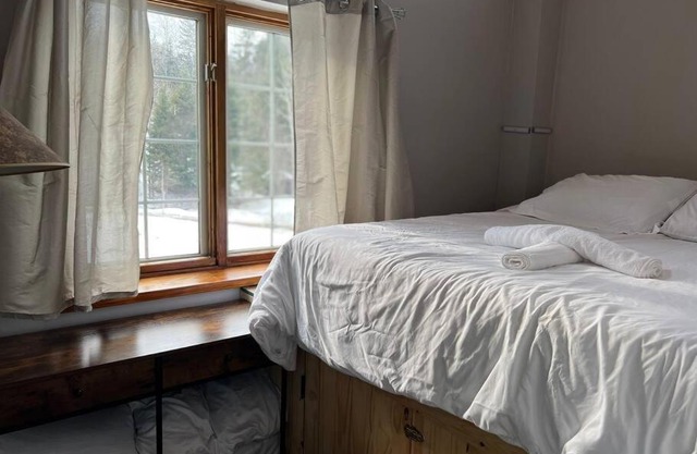 Lovely Muskoka Waterfront Cottage-Hot tub & Sauna!