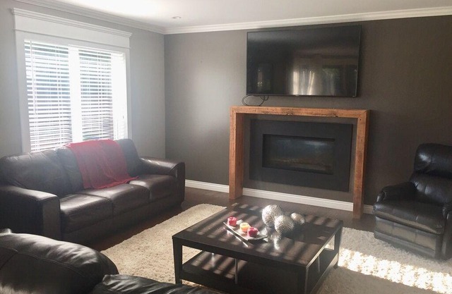 Lovely North Vancouver Home- great for family gatherings