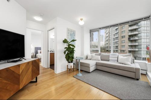 Lovely One-Bedroom Apartment with Pool, Hot Tub, and Gym in the Heart of Downtown, skytrain 3min away