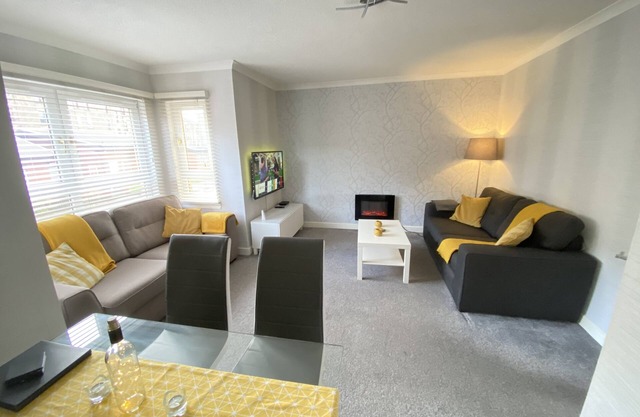 Lovely Paisley Central Location - 2 bedroom apartment. Sleeps 4 Adults
