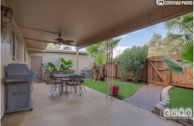 Lovely patio home w/garden, Lg. Community Pool close.