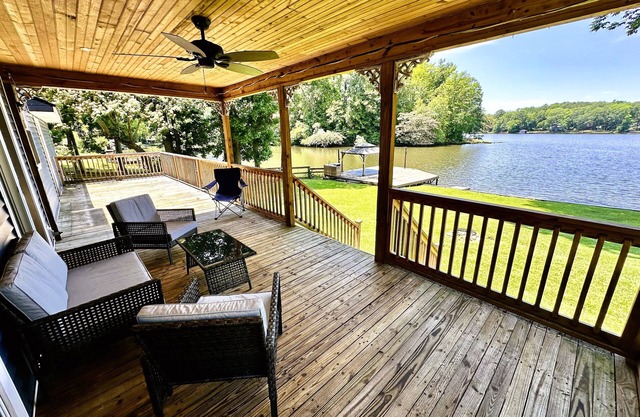 Lovely, peaceful LAKE-front house with beautiful view and sunsets!