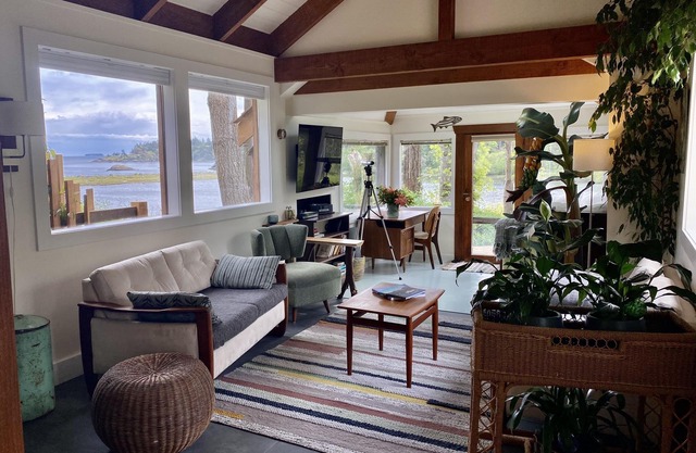 Lovely Private Waterfront Cottage