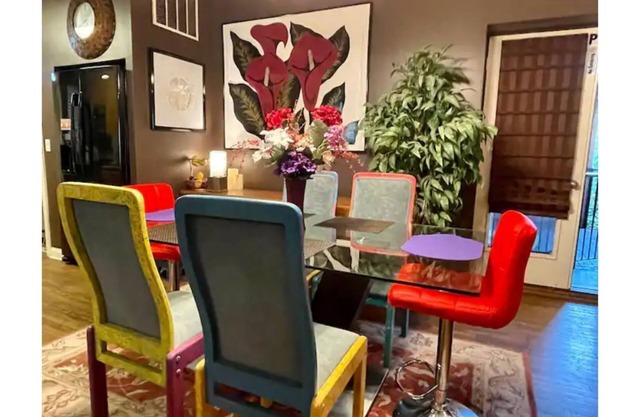 Lovely Quiet, Safe 6-Bedroom in 2 Condos Suite by McCormick Place and Midway!