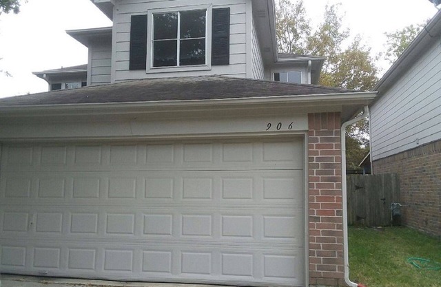 Lovely Renovated 4 Bedroom home with easy highway access and optional Gym Access