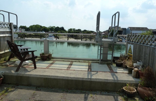 Lovely riverside home nFree parkingntrain station, shops, restaurants nearby