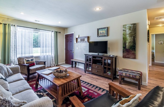 Lovely Secluded Getaway Near State Parks & Beach w/ Gas Grill & Free WiFi