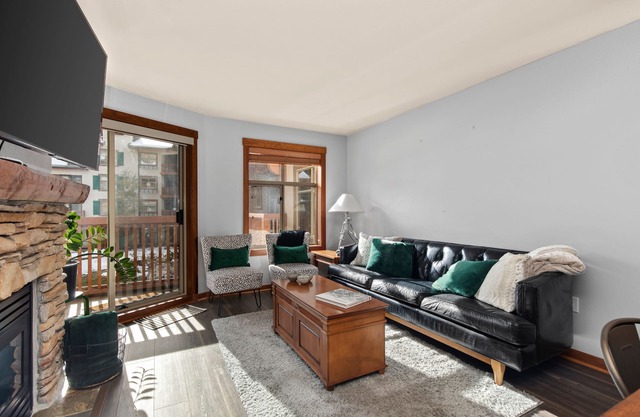 Lovely ski-in/out condo w/community hot tub, pool & Club Solitude access