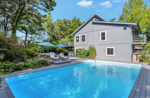 Lovely Southampton retreat, large pool, extensive decking, indoor/outdoor.