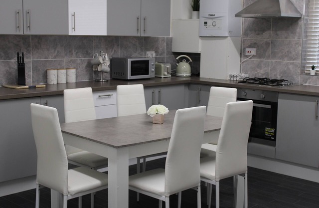 Lovely, Spacious 3 Bed House close to City Centre