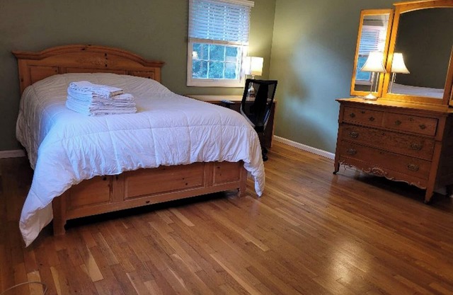 Lovely, Spacious & Sunny: Sleeps 6 - Near Duke, UNC & Downtown Durham w/Nature!