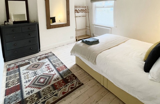 Lovely sunny flat near Notting Hill and Westfield shopping centre