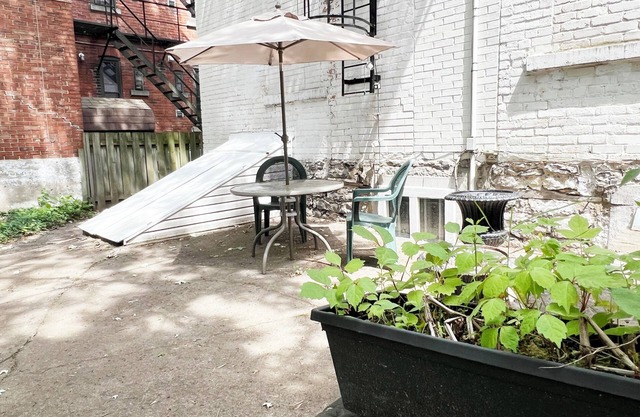 Lovely sunny vintage studio in the heart of Montreal's Plateau-Mont-Royal district
