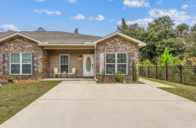 Lovely Townhome in Pensacola - Cozy & Modern Retreat