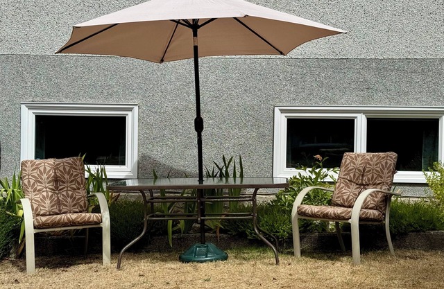 Lovely tranquil suite with private undercover parking and a stroll to the beach.
