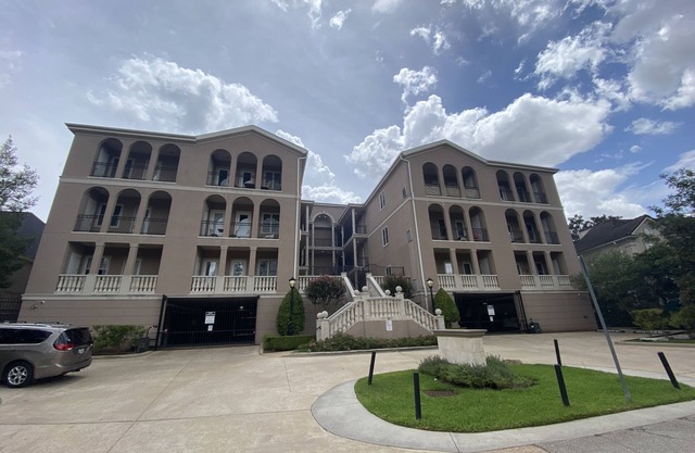 Lovely two bedroom condo with treetop views