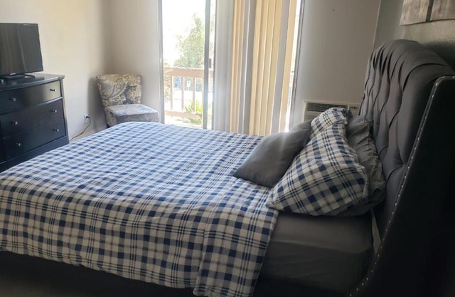 Lovely Unit Steps Away from Beverly Hills B05