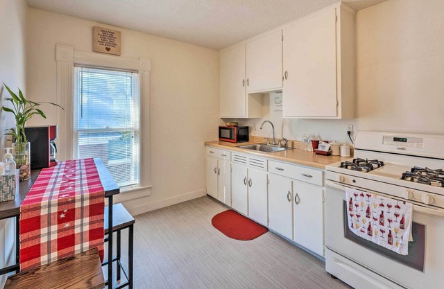 Lovely Victorian Retreat: 1 Mi to Dtwn Beloit