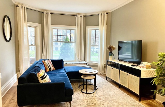 Lovely vintage Oak Park 3bd 1ba perfectly located Chicago loop & public transit