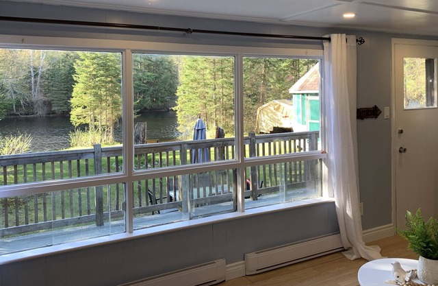 Lovely WATERFRONT cottage on Muskoka River