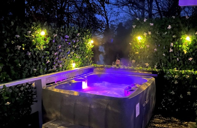 Lovers' Lake View Oasis . Hot Tub, Wineries, Beach