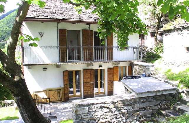 Lovingly renovated Ticino house with sunbathing lawn on a sunny hillside location