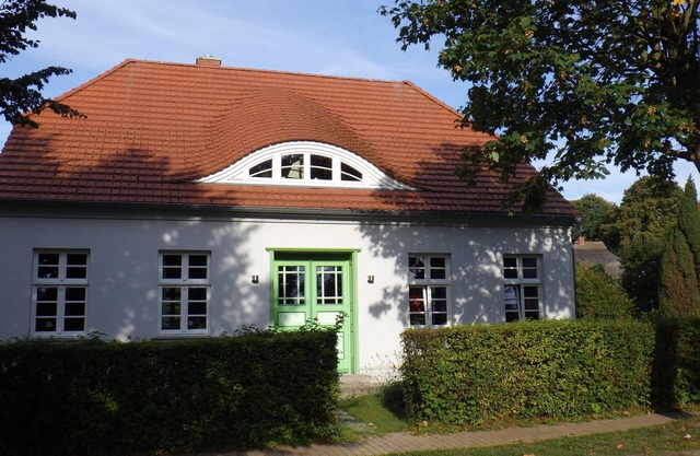 Lovingly furnished apartment in a quiet location with a beautiful garden near the beach