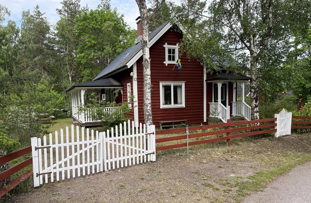 Lovingly prepared but flagman-house right on the river in southern Sweden's largest
