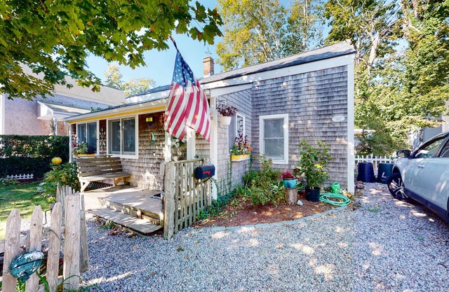 Lovingly restored 1800s cottage with fenced yard & outdoor shower
