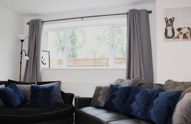 Low Cost, Fully Sanitised 4 Bed & Parking