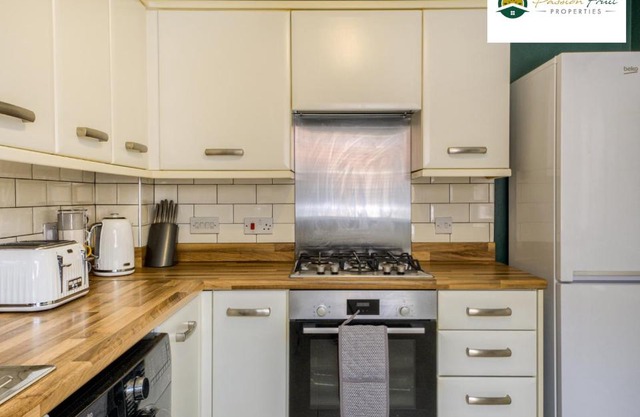 LOW Price this winter 3 Bedroom House in Coventry - Sleeps 5 - With Free Unlimited Wi-fi, Driveway & Garden By Passionfruit Properties- 26WWC