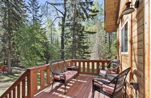 *Low Season Pricing!* Cozy Cabin Retreat - Reconnect with Nature in Comfort!
