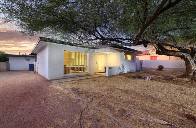 Low Summer Rates! UofA Retro Gem: 2BR/1BA, Free Parking & Yard ☀️🏡