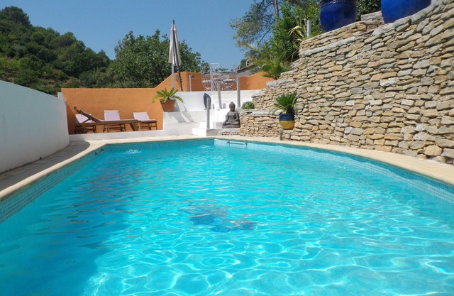 low vacation rental villa with heated pool in quiet VAR