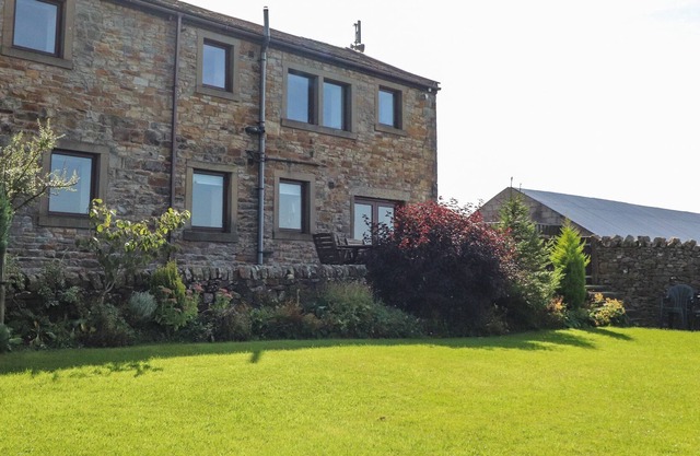 LOWER LAITHE, pet friendly, with a garden in Clitheroe