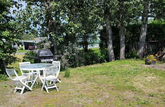 Lower level apt 6ft high close to hwy netflix wifi