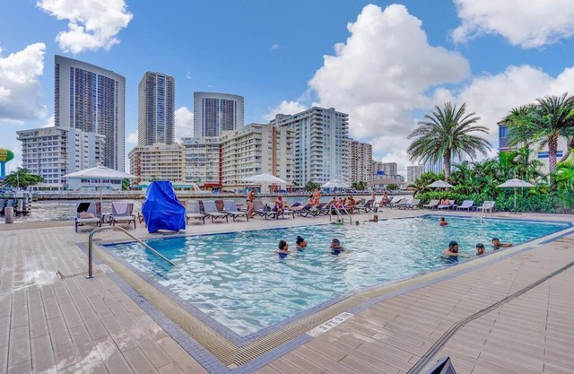 Lower Penthouse 3BD 3BA - Beach Pool Gym