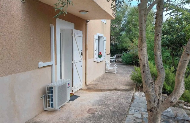 Lower villa, 15 minutes from the beach