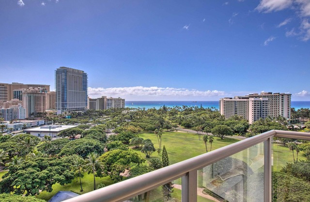 Luana Waikiki Gem w/Parking - Blocks to Beaches!